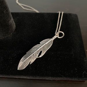 Feather pendant necklace